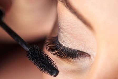 Cách chọn mascara với lông mi thẳng 