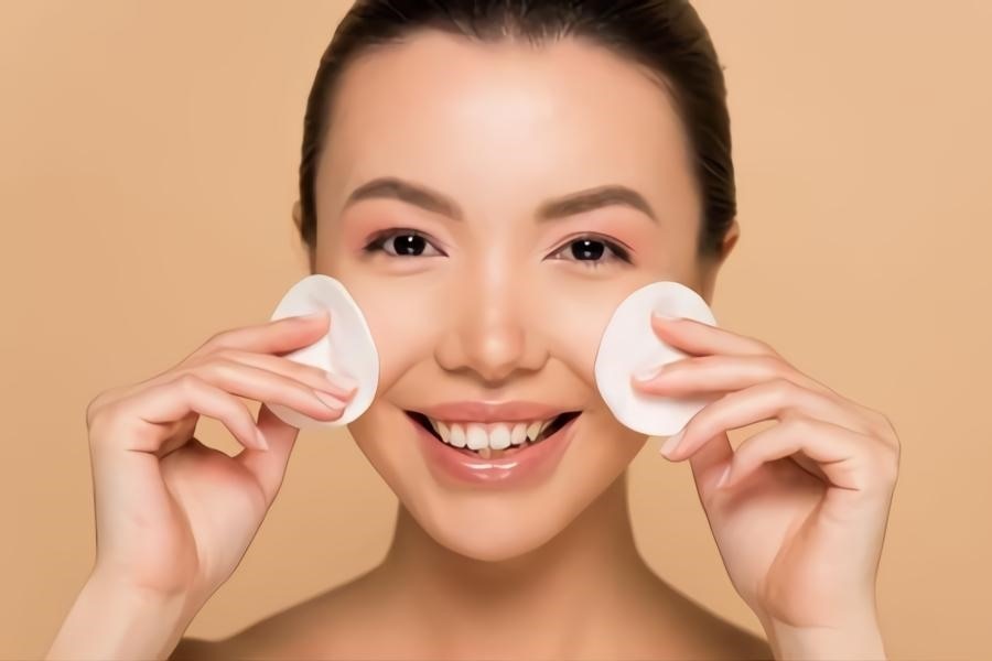 Tẩy trang là bước đầu tiên trong quá trình skincare buổi tối