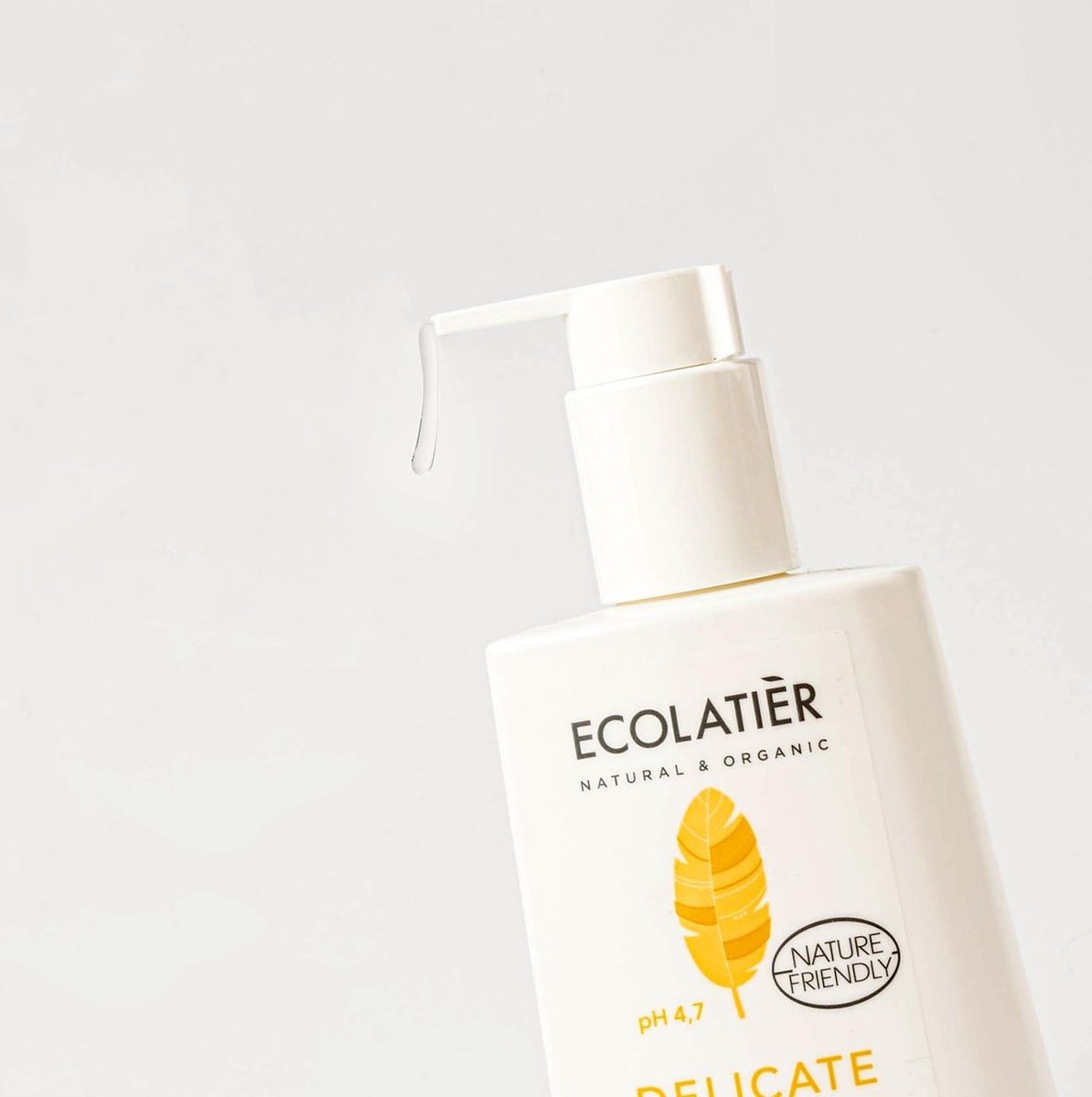 Dung Dịch Vệ Sinh Phụ Nữ Ecolatier Delicate Intimate Gel