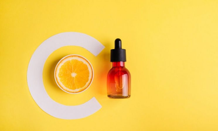 Vitamin C là thành phần phổ biến có trong serum giảm thâm mụn