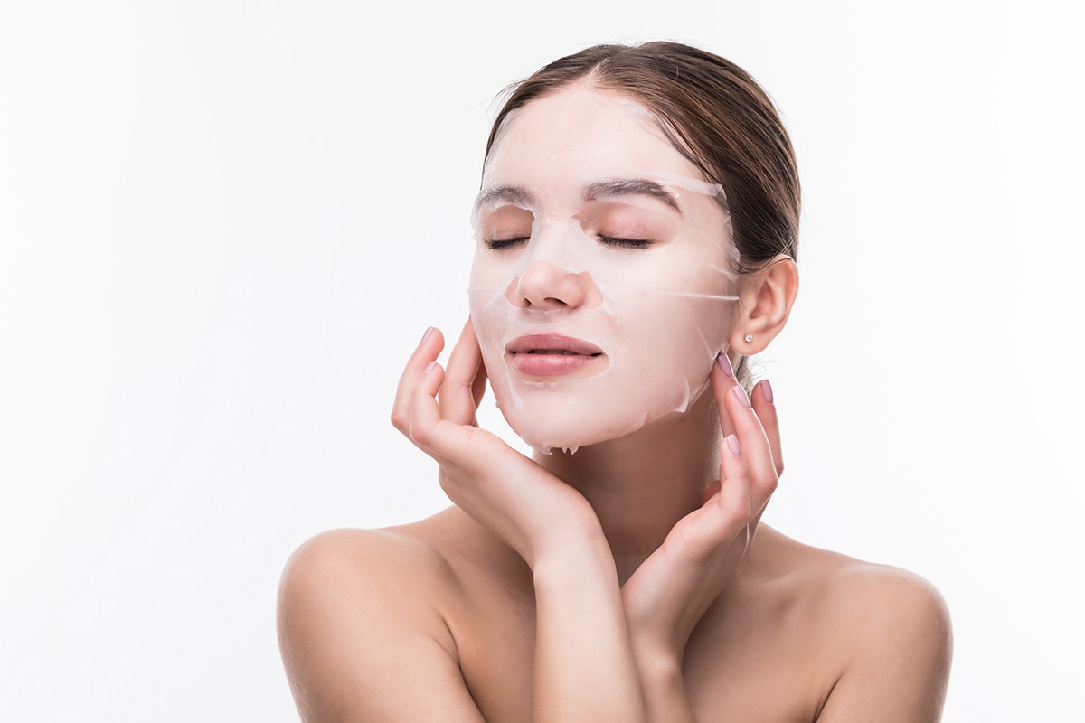 Cô gái đắp mặt nạ dịu nhẹ cho da nhạy cảm tại nhà để làm dịu và phục hồi da hiệu quả.