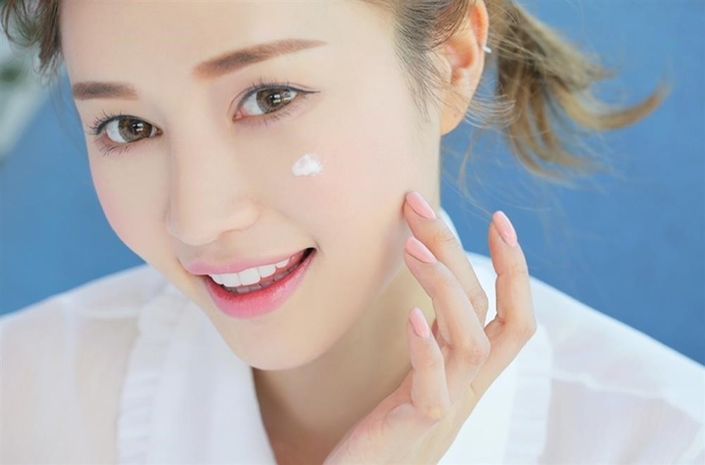 Chọn mua kem chống nắng cho da dầu mụn dựa vào khả năng kiềm dầu