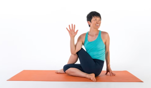 Tư thế Xoay Cột Sống (Spinal Twist)