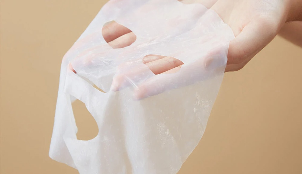 Mặt nạ dịu nhẹ cho da nhạy cảm với kết cấu mỏng nhẹ, giúp dưỡng ẩm mà không gây kích ứng.