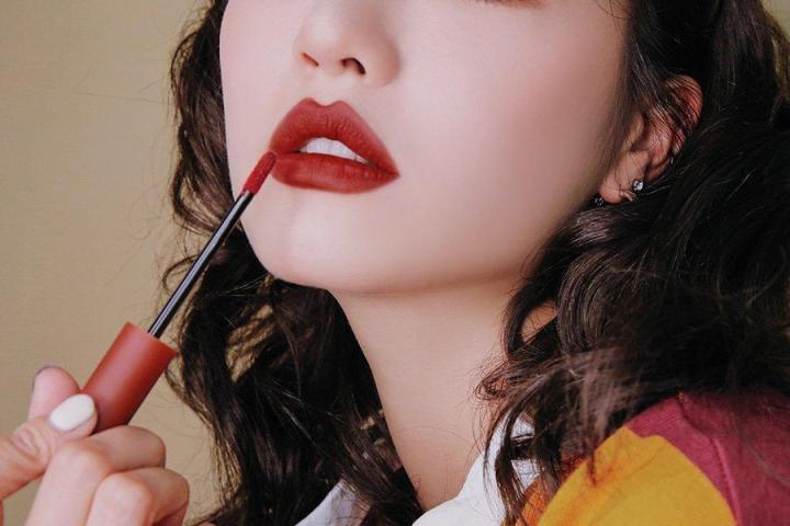 Đánh giá chi tiết son kem 3CE Velvet Lip Tint Taupe