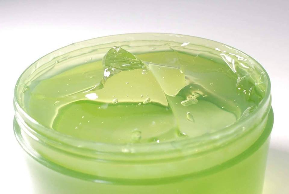 Giảm mụn lưng bằng gel lô hội